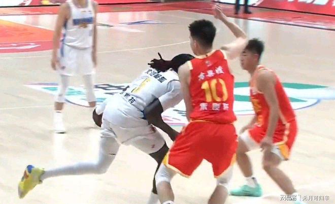 包含山东队力克湖人，胡金秋统治全场的词条